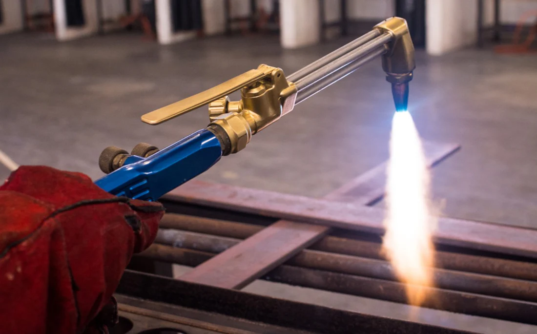 Welder_using_an_acetylene_gas_cutting_torch_to_cut_metal
